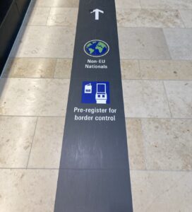 フランクフルト空港の地面のサイン